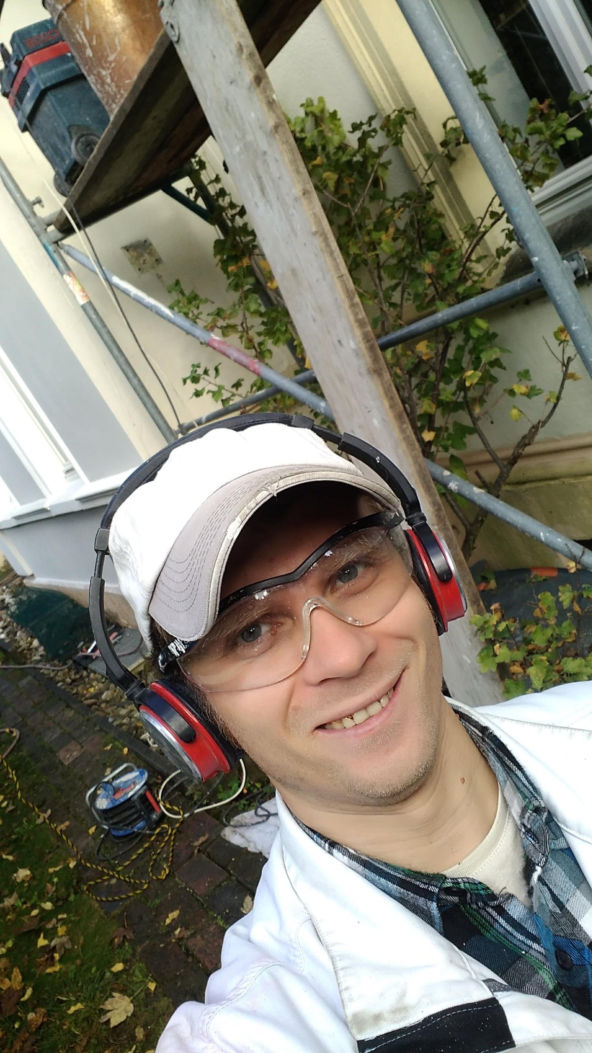 Krāsotājs Deniss darbā