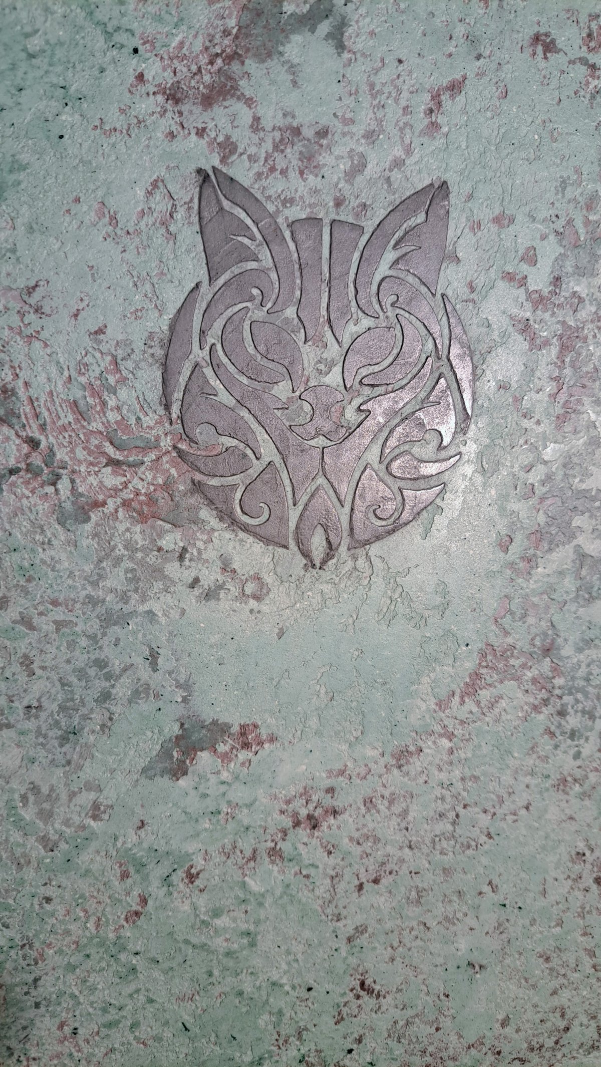 Deniss krāsotājs ar Rulli rokā