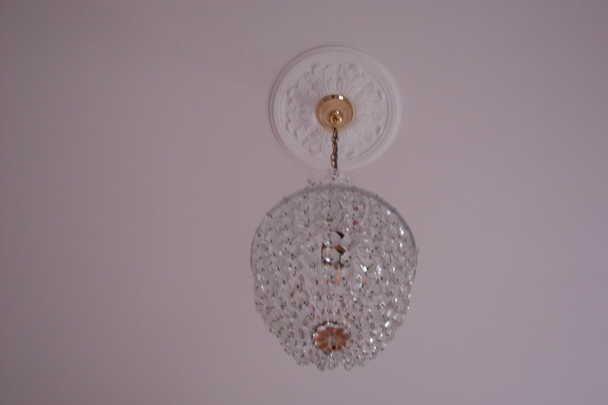 Installation of decorative ceiling rose