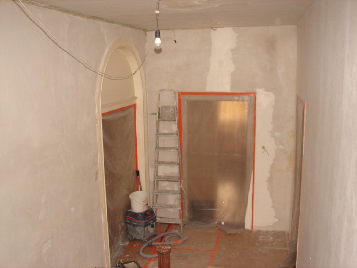High ceilings and cornices
